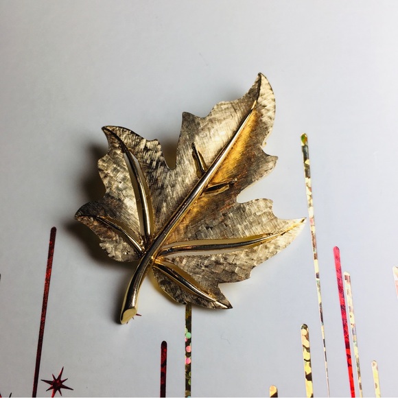 Vintage Stamped & Numbered Boucher Oak Leaf Brooch Gold Plated Metal - Picture 7 of 7